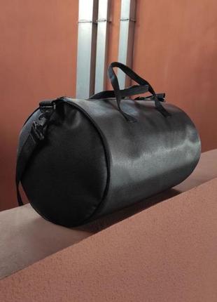 Мужская спортивная сумка из экокожи черного цвета в дорогу или спортзал.