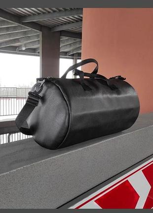 Мужская спортивная сумка из экокожи черного цвета в дорогу или спортзал.