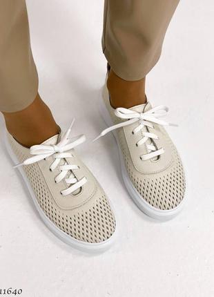 Кеди =na=
колір: light beige
матеріал: натур. шкіра 
(наскрізна перфорація)
підошва: спереду 2,5 см
позаду 3 см