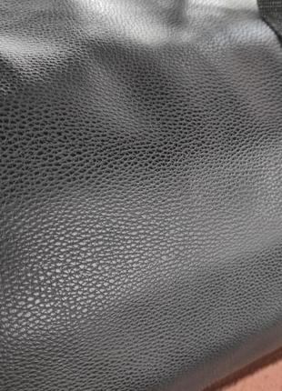 Мужская спортивная сумка из экокожи черного цвета в дорогу или спортзал.