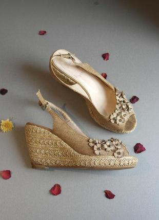 Босоножки на танкетке из мешковины с бусинами и стразами с цветами желтые бежевые беж