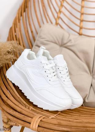 Кроссовки
цвет: white
материал: экокожа
внутри: обувной текстиль
высота от пятки 5 см
подошва: спереди 2,5 см
позаду 5,5 см