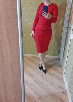 Яркое красное платье с замком на спине
