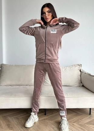 Спортивниий костюм