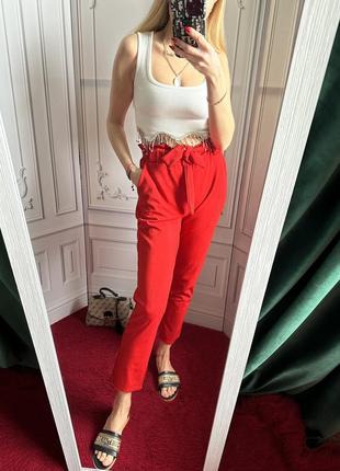 Дуже класні яскраво-червоні штани 👖 на високій посаді