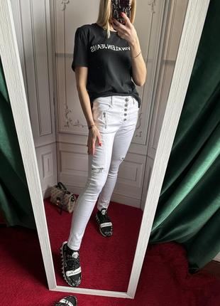 Білі базові джинси стрейчеві дуже гарно тягнеться