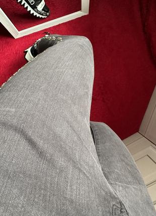 Сірі джинси від zara з блискучою вставкою з боку5 фото