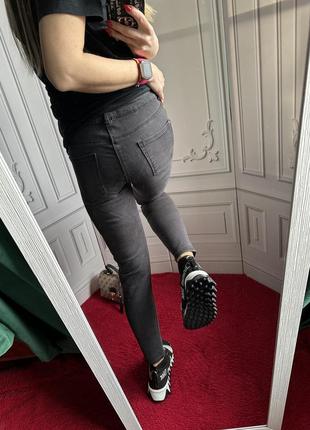 Сірі джинси від zara з блискучою вставкою з боку6 фото