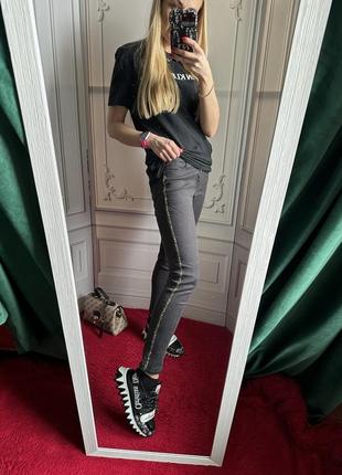 Сірі джинси від zara з блискучою вставкою з боку9 фото