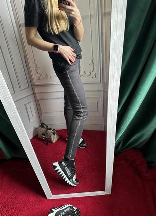 Сірі джинси від zara з блискучою вставкою з боку8 фото