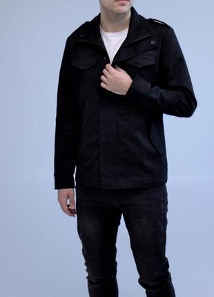 Демисезонная куртка чёрная из плотной ткани7 фото