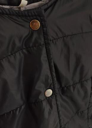 Куртка чорна тонка весняна з синтепоном стьобана на кнопках заклепок коротка без коміра5 фото