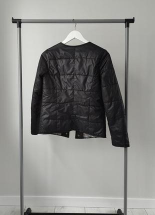 Куртка чорна тонка весняна з синтепоном стьобана на кнопках заклепок коротка без коміра3 фото