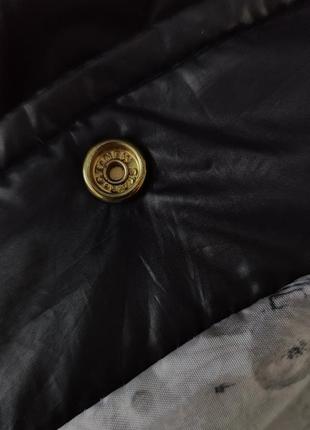 Куртка чорна тонка весняна з синтепоном стьобана на кнопках заклепок коротка без коміра7 фото