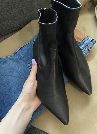 Стильные женские кожаные ботинки на маленьком кольца2 фото