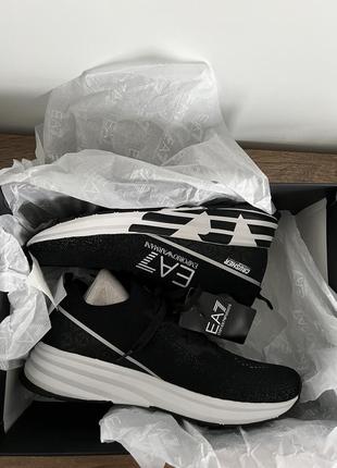 Продам новые мужские кроссовки armani