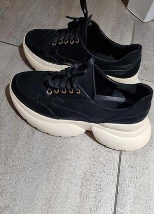 Кросовки шкіра стан ідеальний