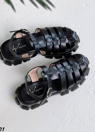 Босоніжки сандалі на високій тракторній підошві римлянки чорні з закритим носком3 фото