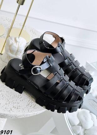 Босоніжки сандалі на високій тракторній підошві римлянки чорні з закритим носком5 фото