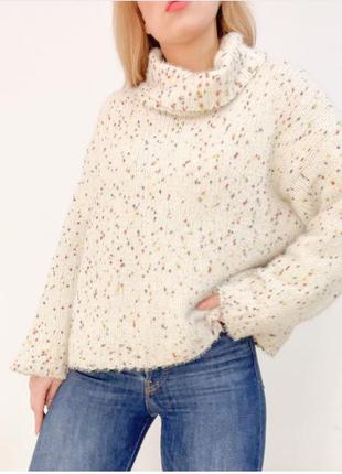 Білий светрик з кольоровим вкрапленням ниток