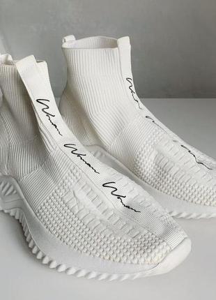 Фактурні жіночі білі кросівки без шнурків 39 38 на трендовій підошві стиль philipp plein