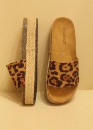 Леопардові шльопанці тренд