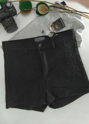 Черные короткие джинсовые шорты с высокой посадкой1 фото