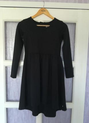 Чорне плаття асиметричну