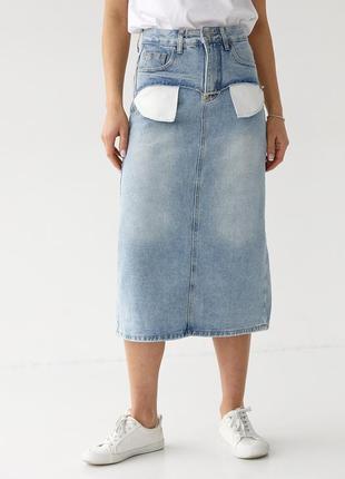 Женская джинсовая юбка миди с карманами наружу.