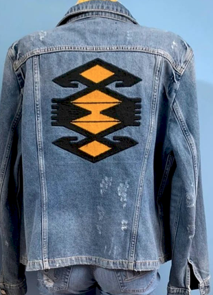 Джинсова курточка з вишивкою