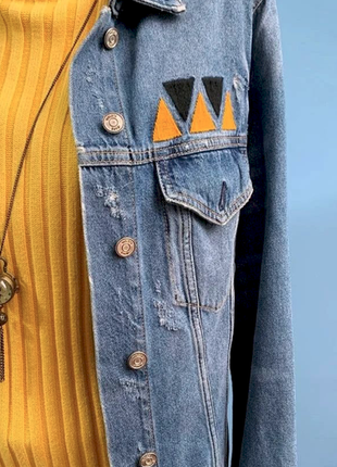 Джинсова курточка з вишивкою