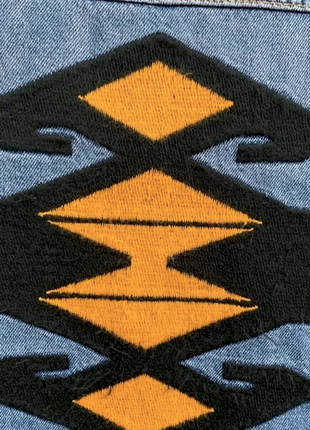 Джинсова курточка з вишивкою