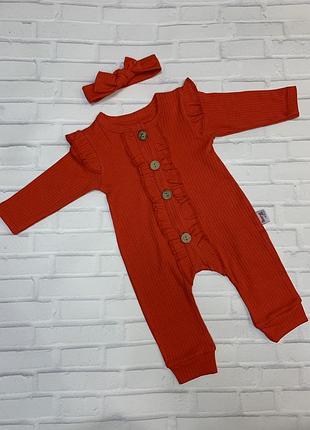 Красный человек с рюшами