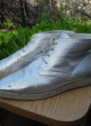 Сріблясті шкіряні черевики на низькому ходу,розмір 39