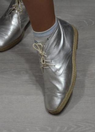 Сріблясті шкіряні черевики на низькому ходу,розмір 396 фото