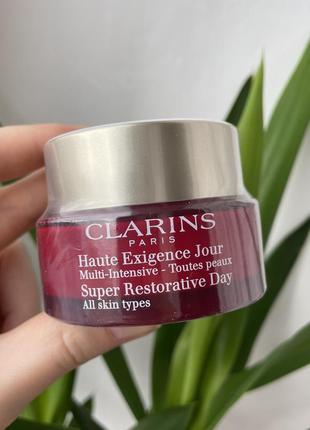 Денний відновлюючий крем clarins