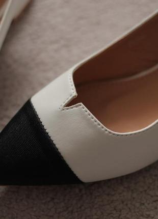 Женские туфли классические белые с черным носком на низком каблуке 2 см дрескод 37-402 фото