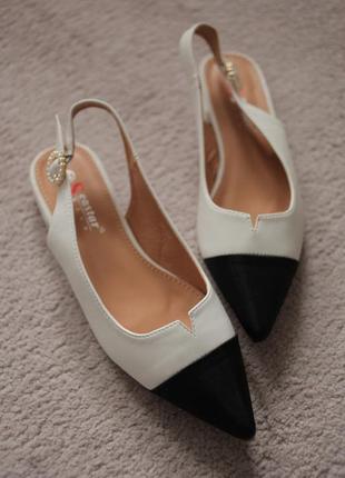 Женские туфли классические белые с черным носком на низком каблуке 2 см дрескод 37-404 фото
