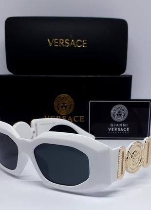 Очки в стиле versace женские солнцезащитные в белой глянцевой оправе с золотым логотипом в упаковке