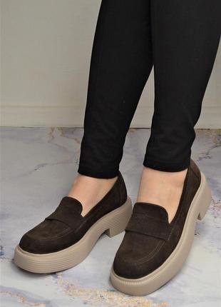 Шоколадні замшеві шкіряні туфлі лофери на платформі