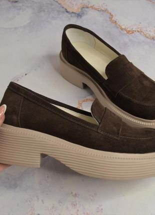 Шоколадні замшеві шкіряні туфлі лофери на платформі