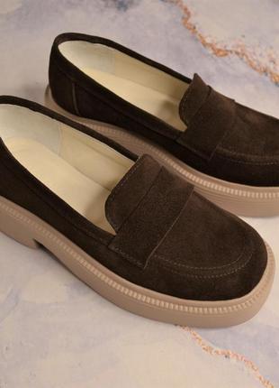 Шоколадні замшеві шкіряні туфлі лофери на платформі