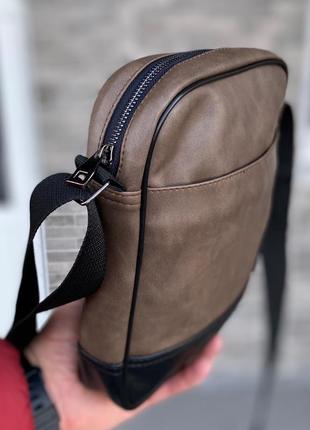Чоловіча коричнева сумка барсетка через плече екошкіра5 фото