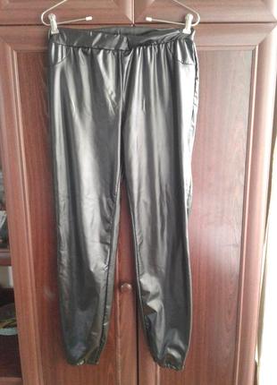 Женские штаны брюки эко кожа кожаные джоггеры весна демисезонные черные батал