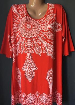 Яскрава туніка з принтом