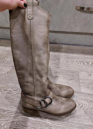 Шкіряні жіночі чоботи світлого кольру.