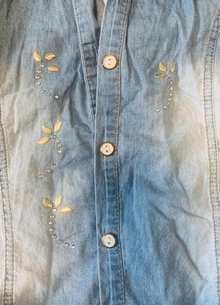 Котоэвая джинсовая рубашка для стильной девочки4 фото