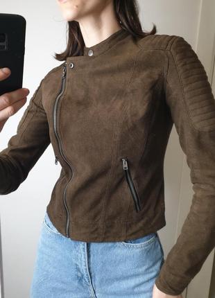 Базова якісна ніби замшева куртка косуха з коміром стійкою шоколадного кольору hollister кожанка1 фото