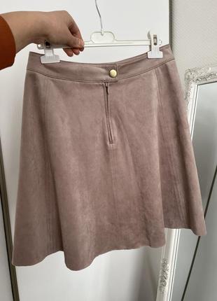 Очень красивая пудровая замшевая юбка h&amp;m. замшевая юбка до колен.2 фото