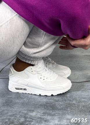 Легкі зручні кросівки білого кольору